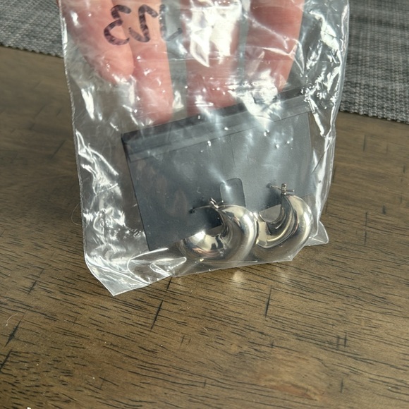 J23. INC International Concepts Silver Hollow Heart Hoops Earrings NEW - Picture 2 of 2